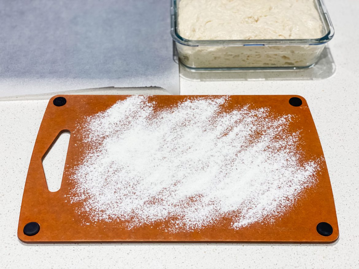 在砧板上灑上足夠的麵粉