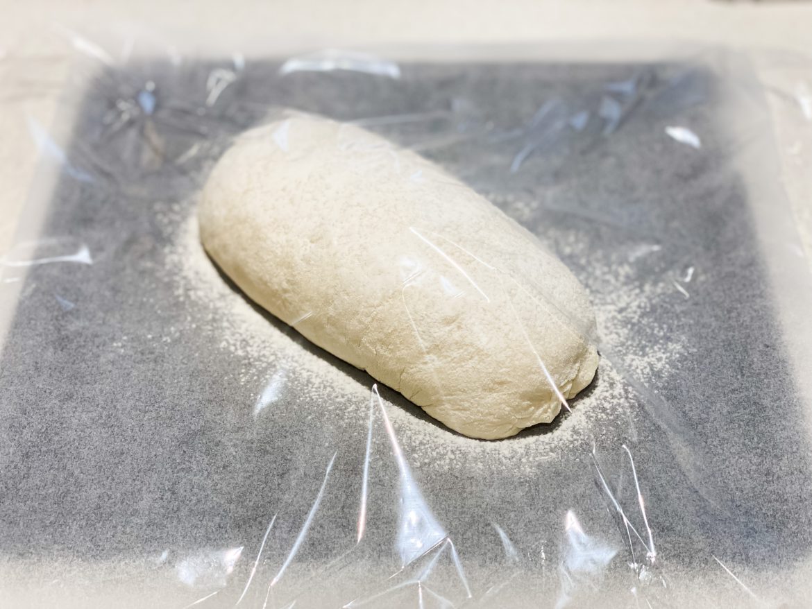 蓋上保鮮紙發酵50分鐘至1小時或麵團兩倍大