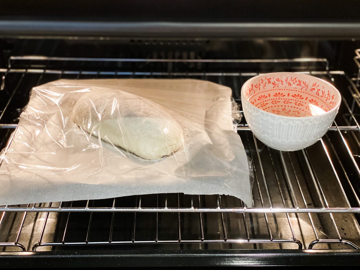 如天氣寒冷，可放一碗熱水入焗爐幫助發酵。