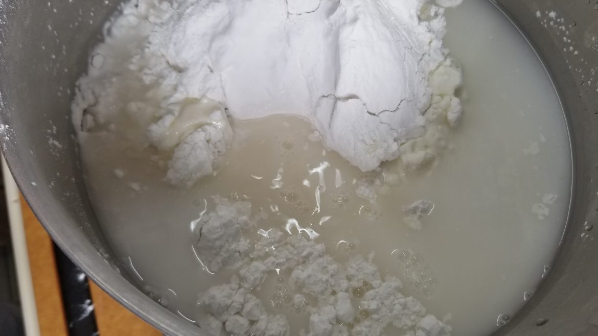 粘米粉與澄麵拌勻，加入適量水份拌勻。