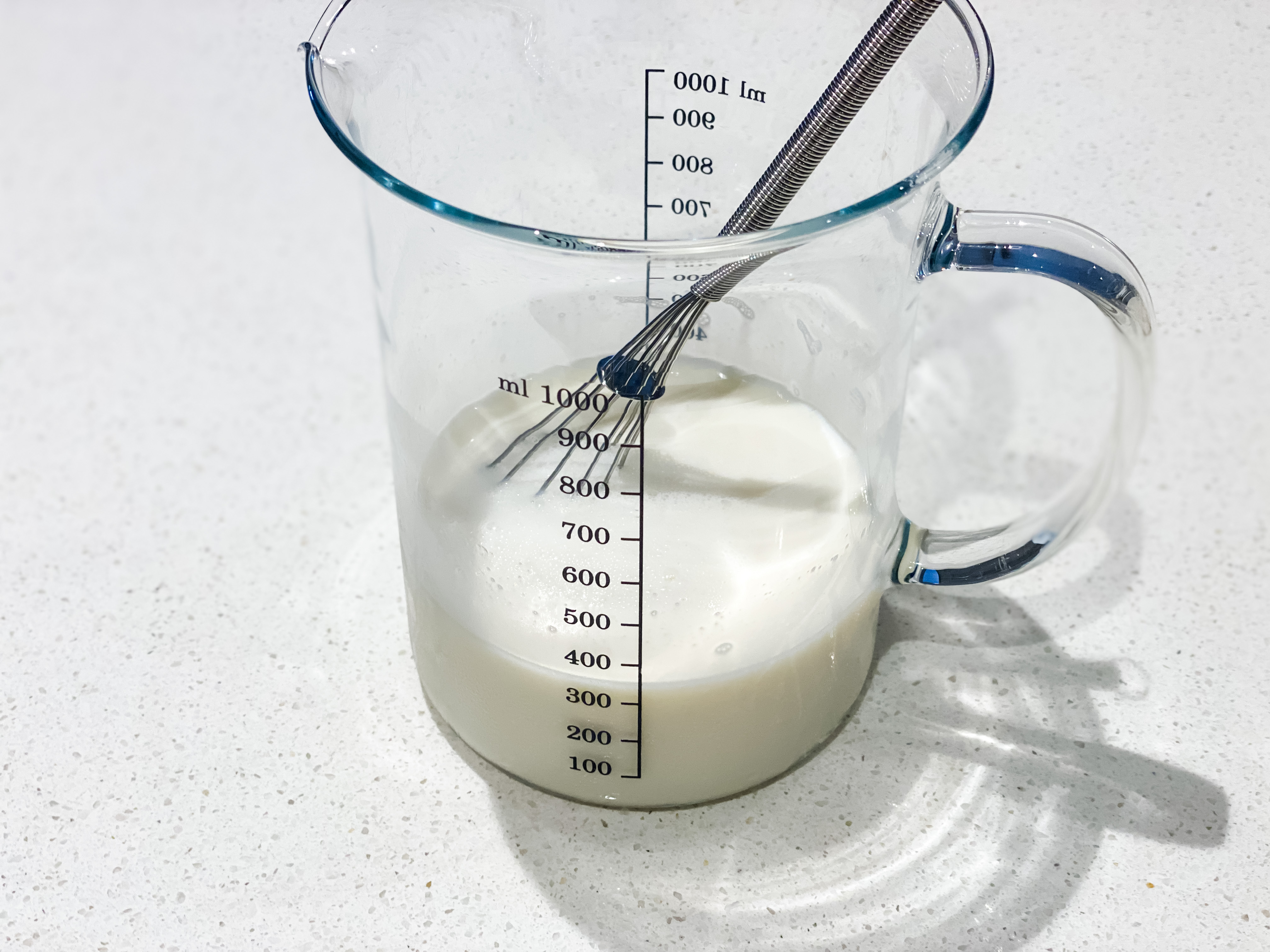 鮮奶和糖攪拌至糖溶化後，倒入蛋白拌勻
