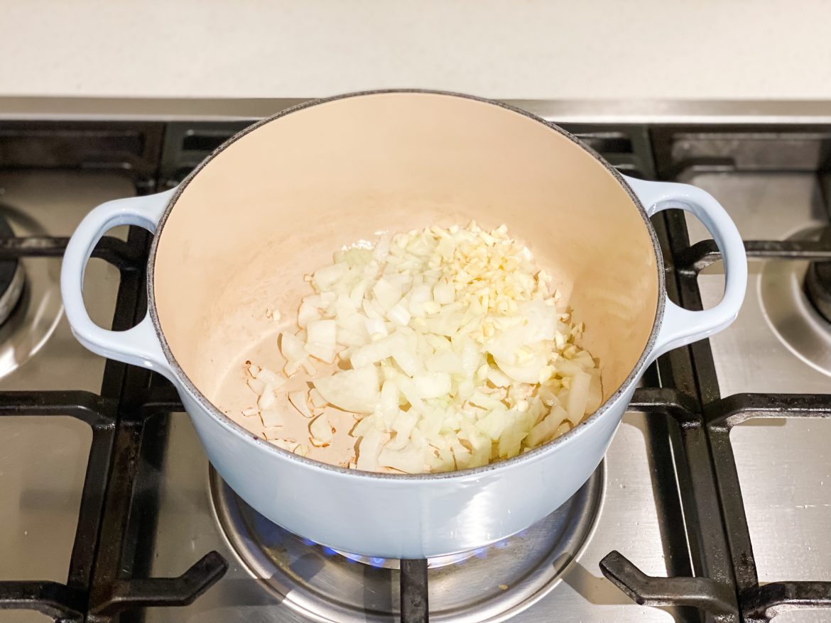 簡易擔擔麵食譜：熱鍋下油，把蒜蓉和洋蔥炒香