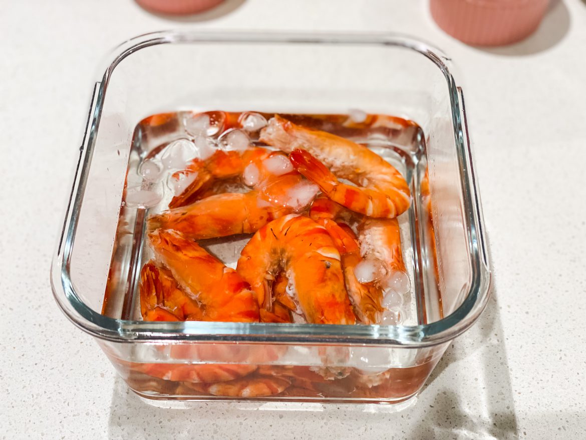 玫瑰糟鹵醉蝦：把蝦拿出放入加了冰的凍滾水冷卻